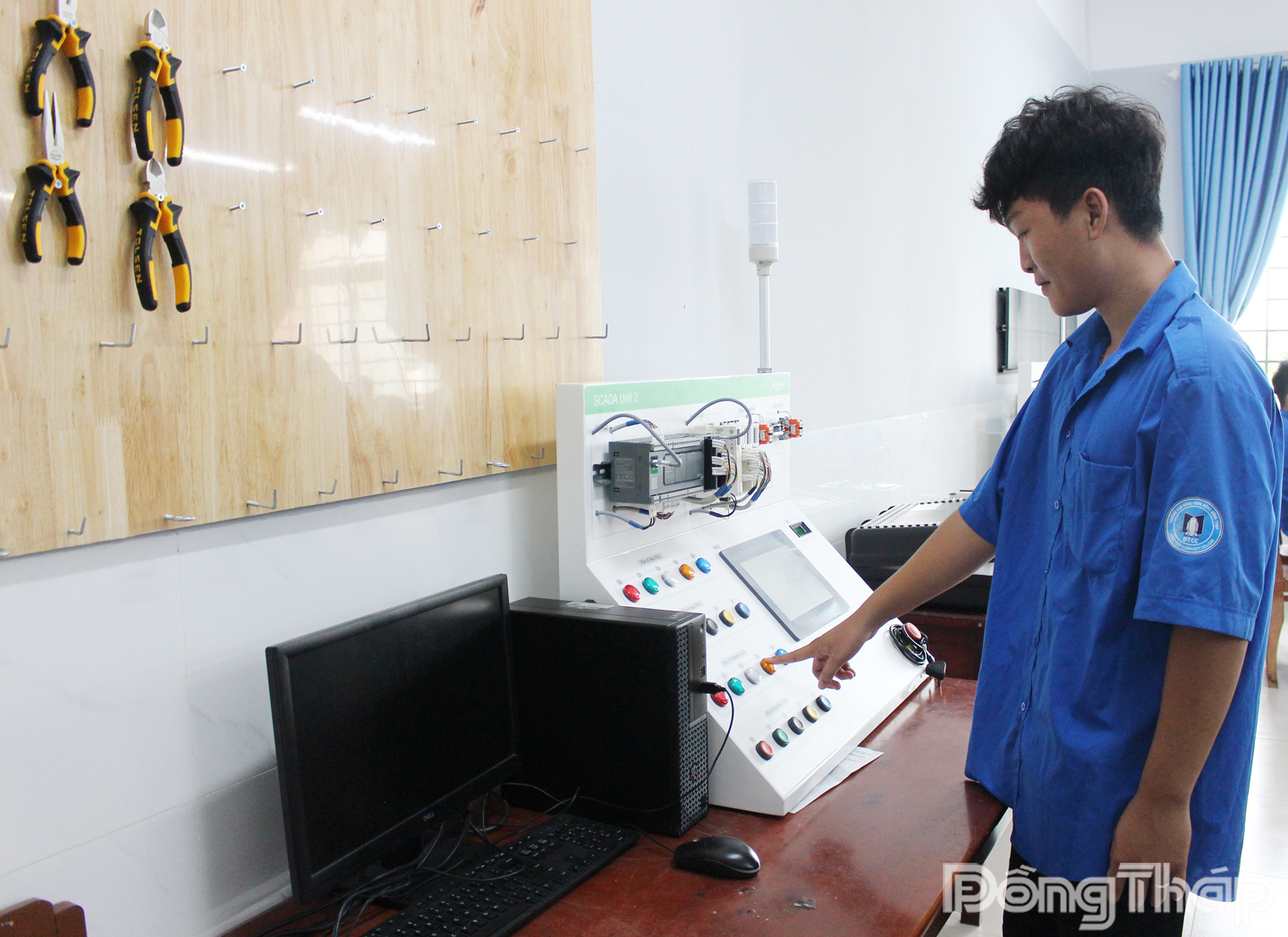 Sinh viên Trường Cao đẳng Cộng đồng Đồng Tháp thao tác trên hệ thống thiết bị đào tạo thực hành điện, điện tử.