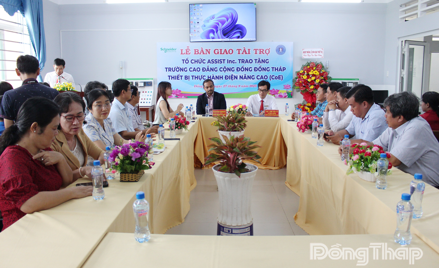 Quang cảnh lễ bàn giao thiết bị thực hành điện, điện tử.