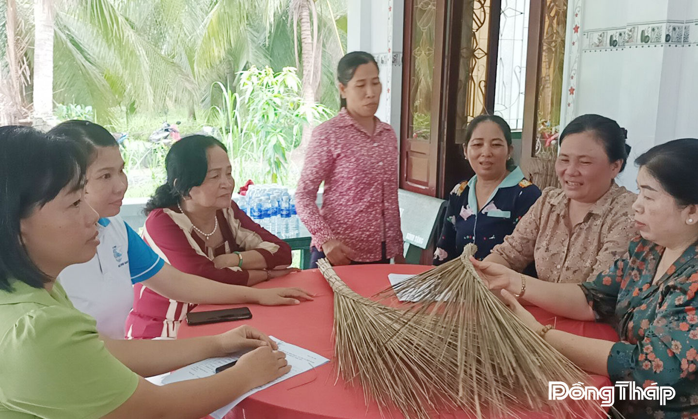 Nghề bó chổi ở xã Vĩnh Hựu giúp người dân tăng thu nhập.