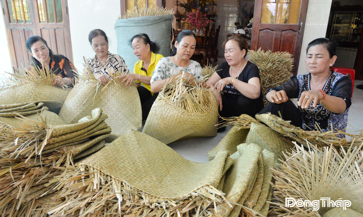 Nghề đan các sản phẩm từ  bàng ở xã Hưng Thạnh giúp giải quyết việc làm cho lao động nông thôn. 