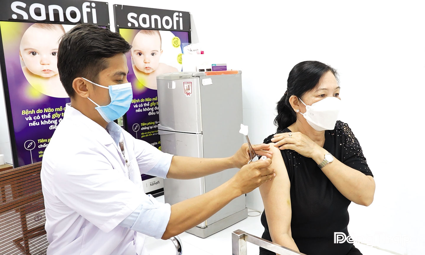 Để phòng ngừa bệnh dại và tránh hậu quả đáng tiếc xảy ra, người bị súc vật cắn cần được tiêm ngừa vắc xin dại đúng liều và đủ mũi. Ảnh: THANH HOÀNG