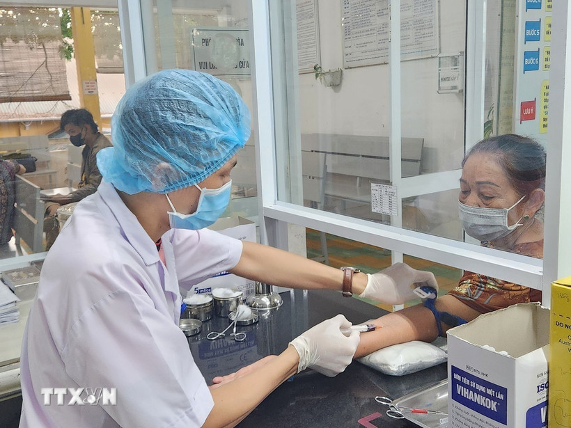 Lấy máu xét nghiệm cho người bệnh. (Ảnh: Mai Trang/TTXVN)