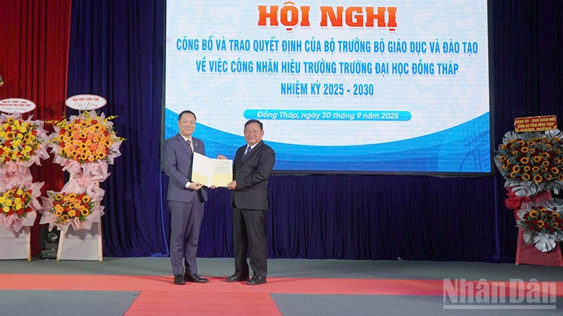 Trao quyết định công nhận Hiệu trưởng Trường đại học Đồng Tháp, nhiệm kỳ 2025-2030 đối với Phó Giáo sư, Tiến sĩ Hồ Văn Thống.