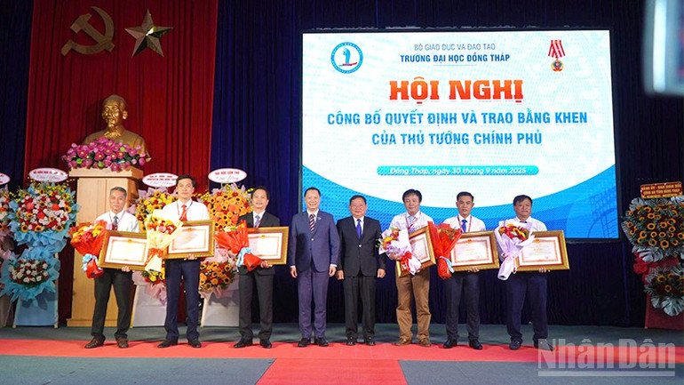 Bảy cá nhân của Trường đại học Đồng Tháp vinh dự nhận Bằng khen của Thủ tướng Chính phủ.