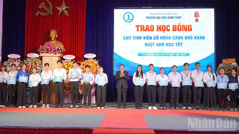 Trường đại học Đồng Tháp trao học bổng tặng các sinh viên có hoàn cảnh khó khăn đạt thành tích học tập tốt.