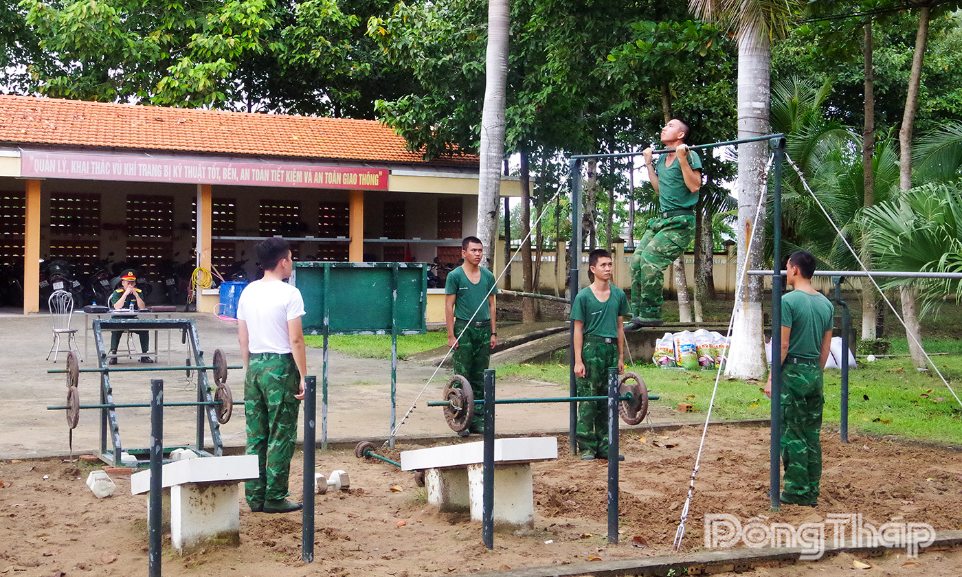 Kiểm tra huấn luyện thể lực cán bộ, chiến sĩ.