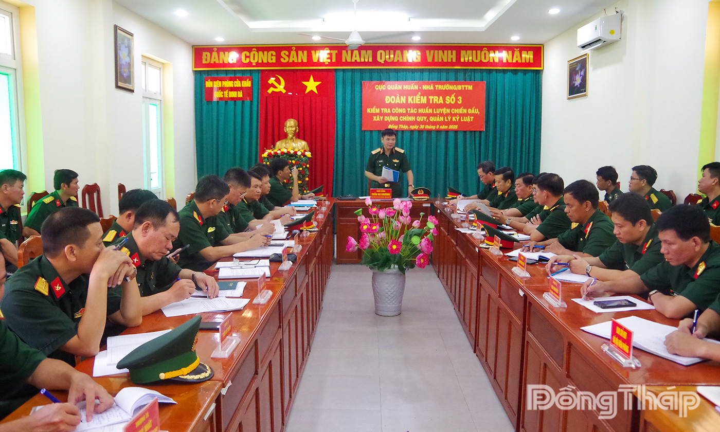 Thiếu tướng Trần Bá Khương, Phó Cục trưởng Cục Quân huấn - Nhà trường phát biểu kết luận tại buổi kiểm tra.