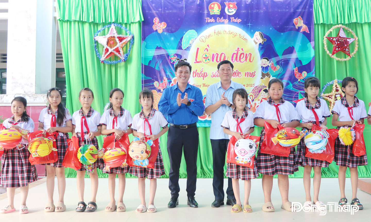 Học sinh Trường Tiểu học Tân Thới nhận quà trung thu tại “Đêm hội trăng rằm - lồng đèn thắp sáng ước mơ”.