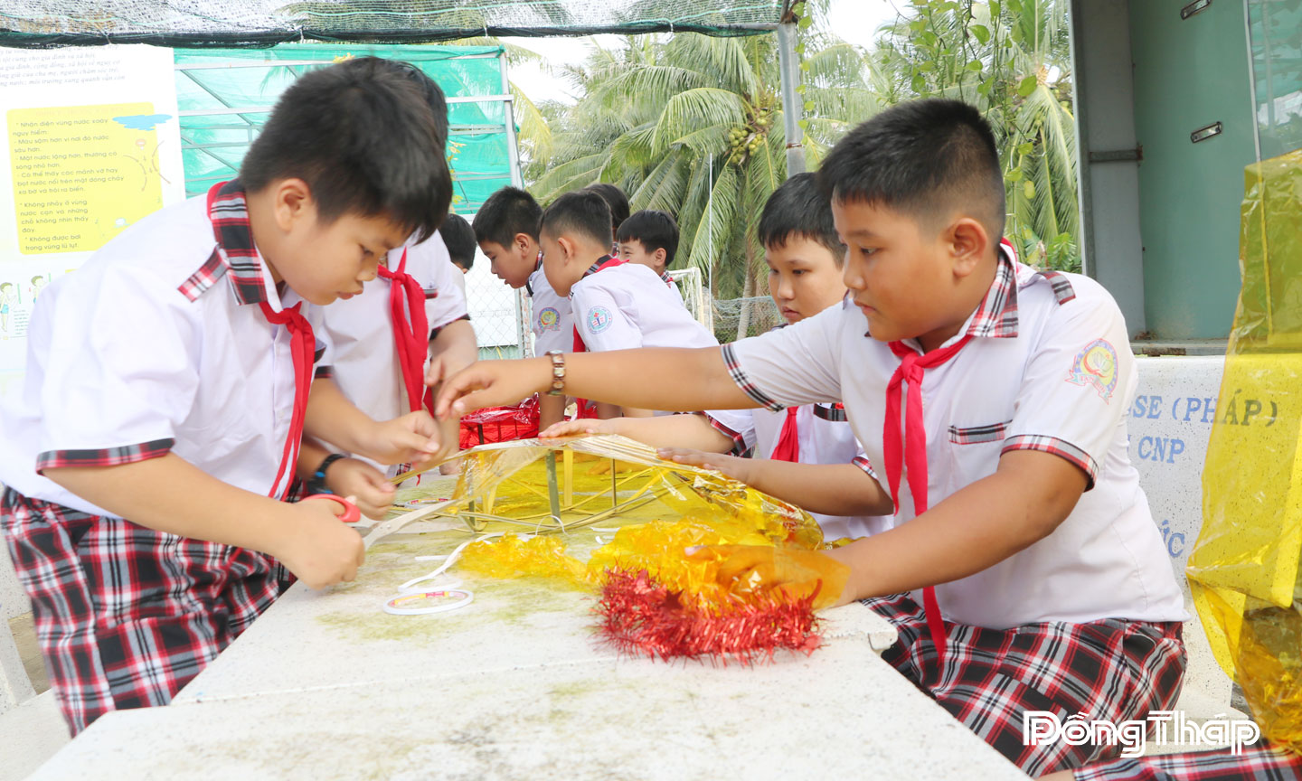 Học sinh Trường Tiểu học Tân Thới hào hứng tham gia Hội thi làm lồng đèn trung thu.