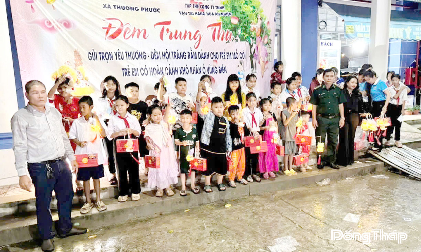 Trẻ em xã Thường Phước nhận quà Tết trung thu.