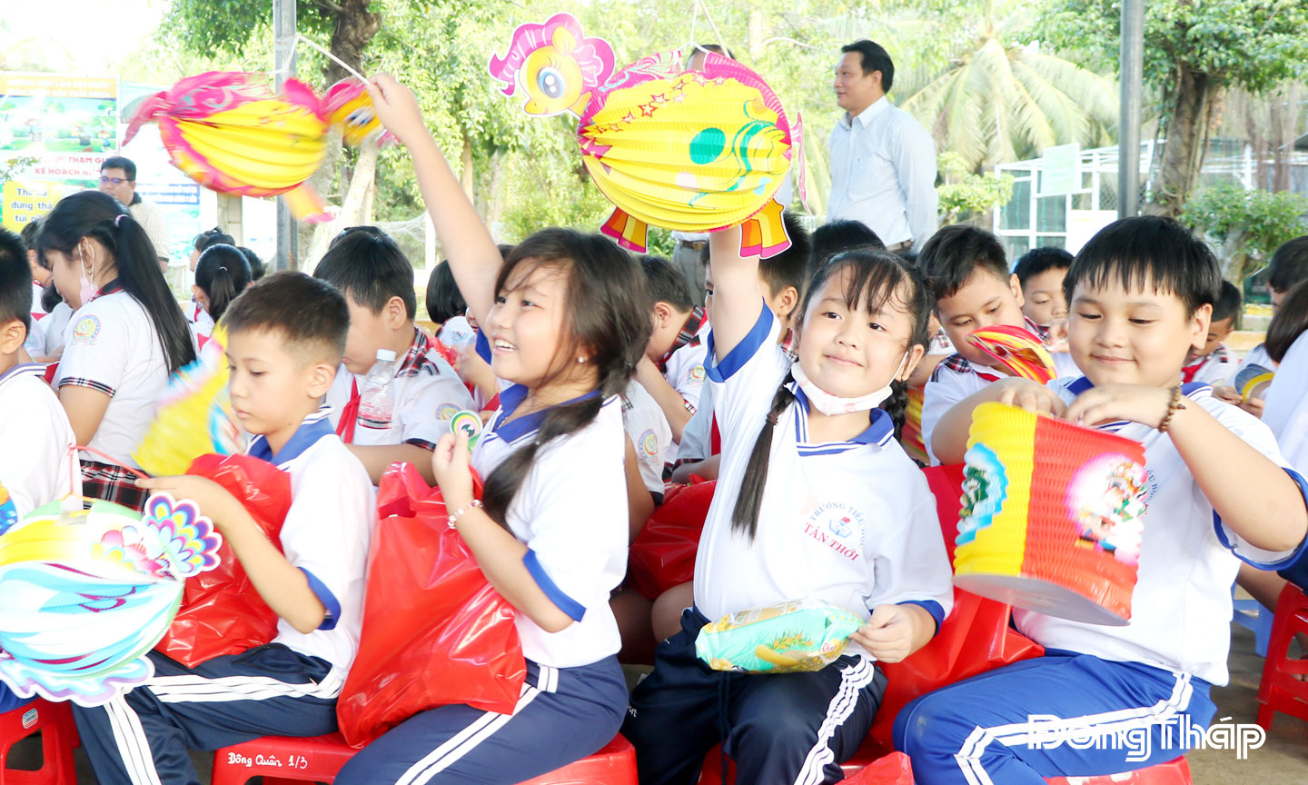 Niềm vui đón Tết trung thu của học sinh Trường Tiểu học Tân Thới.