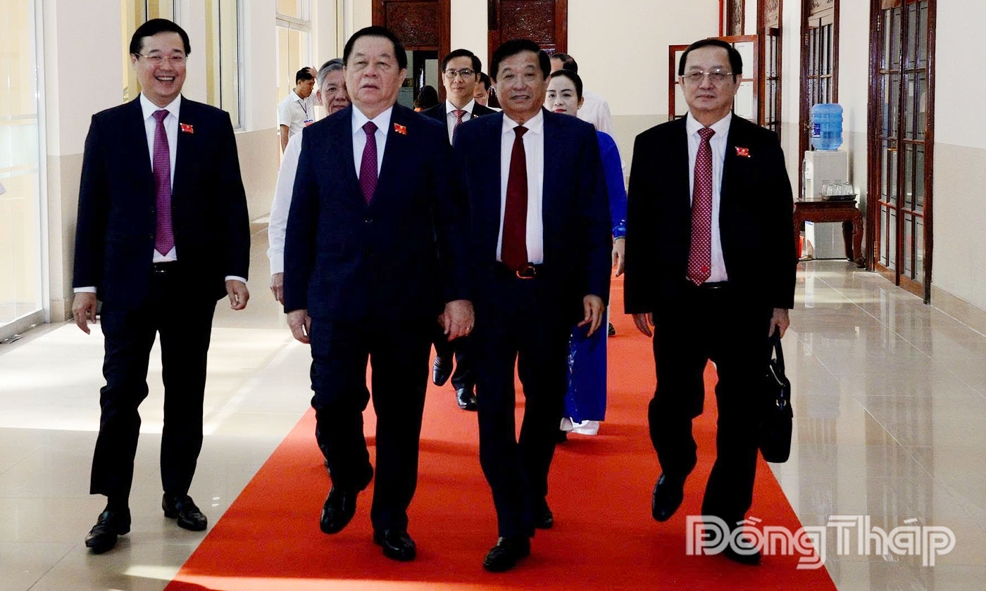 Lãnh đạo Trung ương và tỉnh tiến vào hội trường Đại hội.