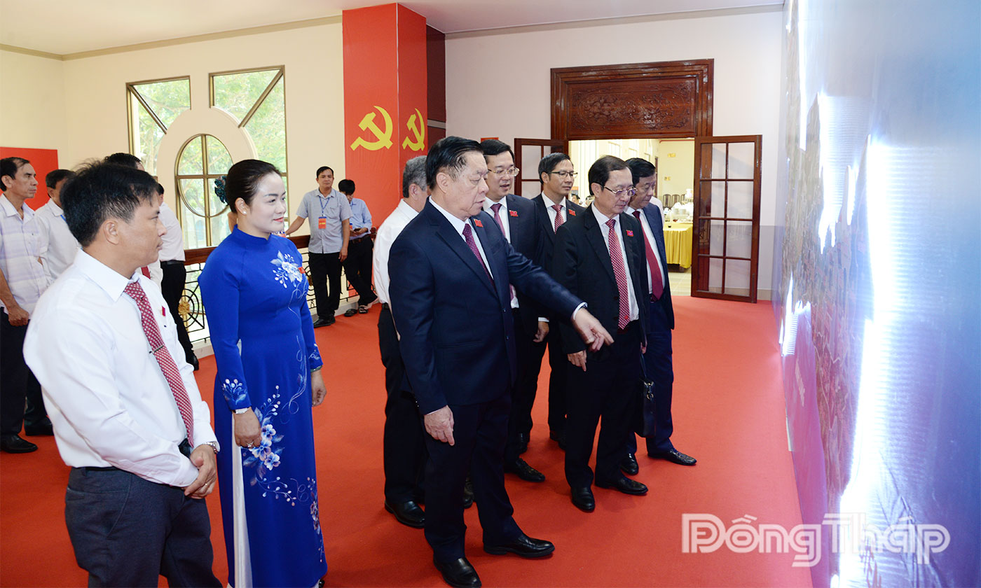 Đồng chí Nguyễn Trọng Nghĩa và lãnh đạo tỉnh tham quan triển lãm thành tựu kinh tế - xã hội của tỉnh Đồng Tháp.