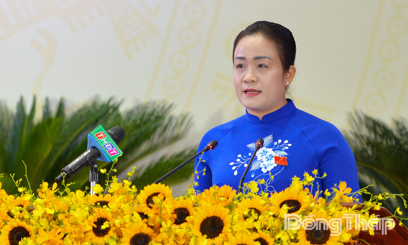 Đồng chí Nguyễn Hải Trâm trình bày tóm tắt dự thảo Báo cáo chính trị của Ban Chấp hành Đảng bộ tỉnh, nhiệm kỳ 2020 - 2025 trình Đại hội đại biểu Đảng bộ tỉnh, nhiệm kỳ 2025 - 2030.