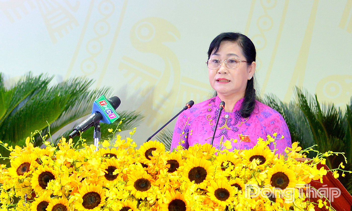 Đồng chí Châu Thị Mỹ Phương giới thiệu đại biểu, báo cáo kết quả các phiên làm việc của Đại hội.