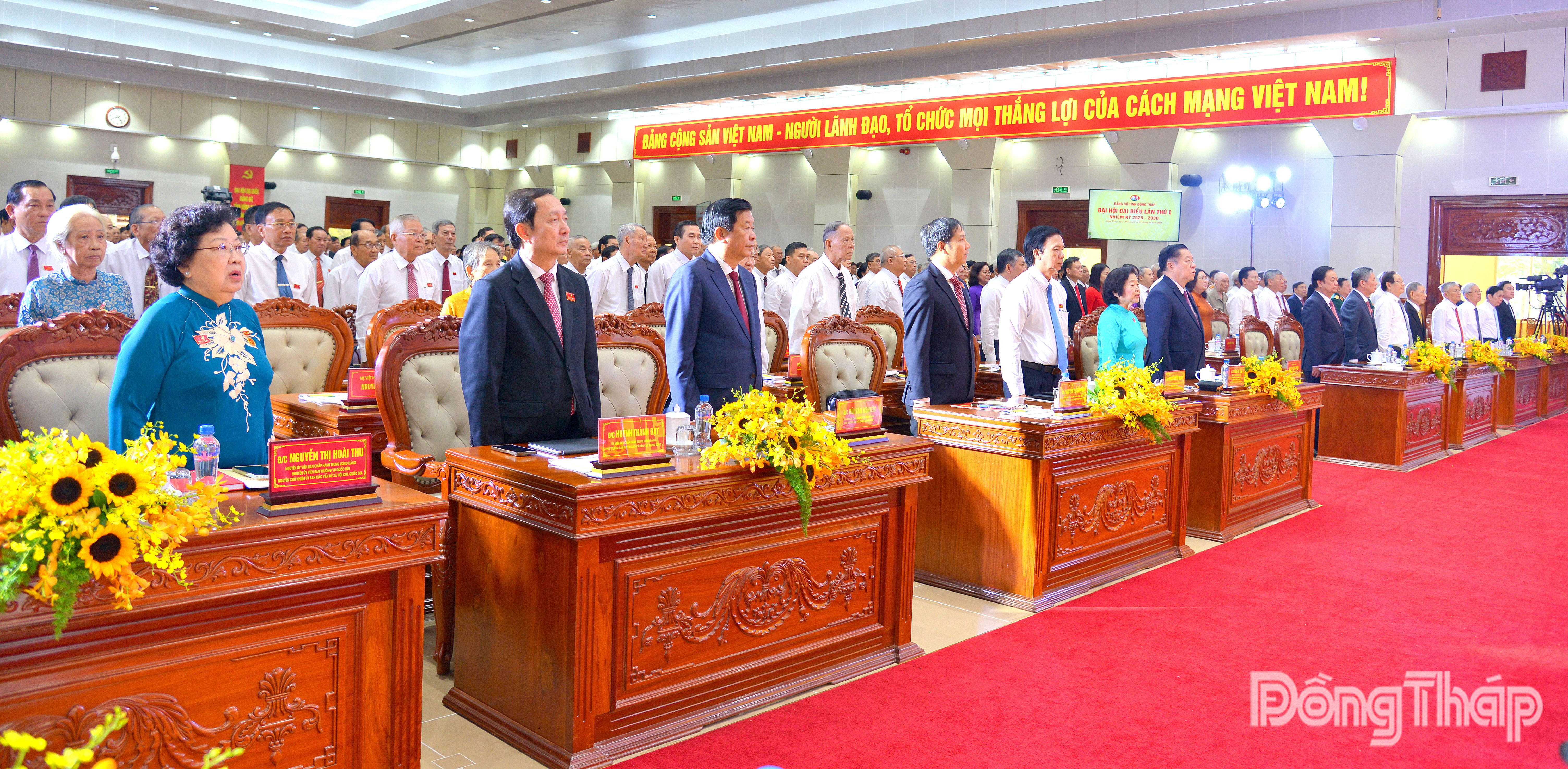 Các đại biểu thực hiện nghi thức chào cờ.