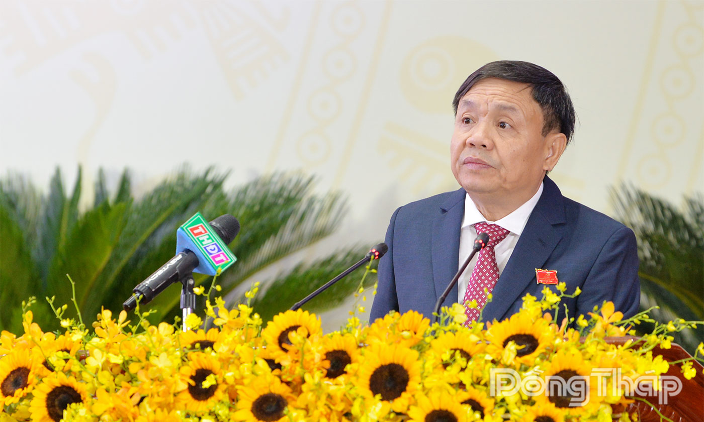 Đồng chí Phan Văn Thắng trình bày tóm tắt dự thảo Báo cáo kiểm điểm sự lãnh đạo, chỉ đạo của Ban Chấp hành Đảng bộ tỉnh, Ban Thường vụ Tỉnh ủy và Thường trực Tỉnh ủy nhiệm kỳ 2020 - 2025.