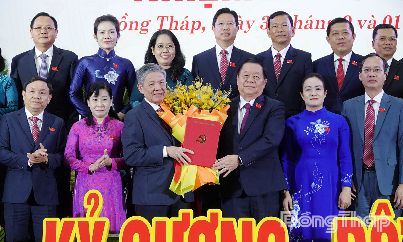 Đồng chí Nguyễn Trọng Nghĩa trao quyết định của Bộ Chính trị và tặng hoa chúc mừng Ban Chấp hành Đảng bộ tỉnh Đồng Tháp nhiệm kỳ 2025 - 2030.