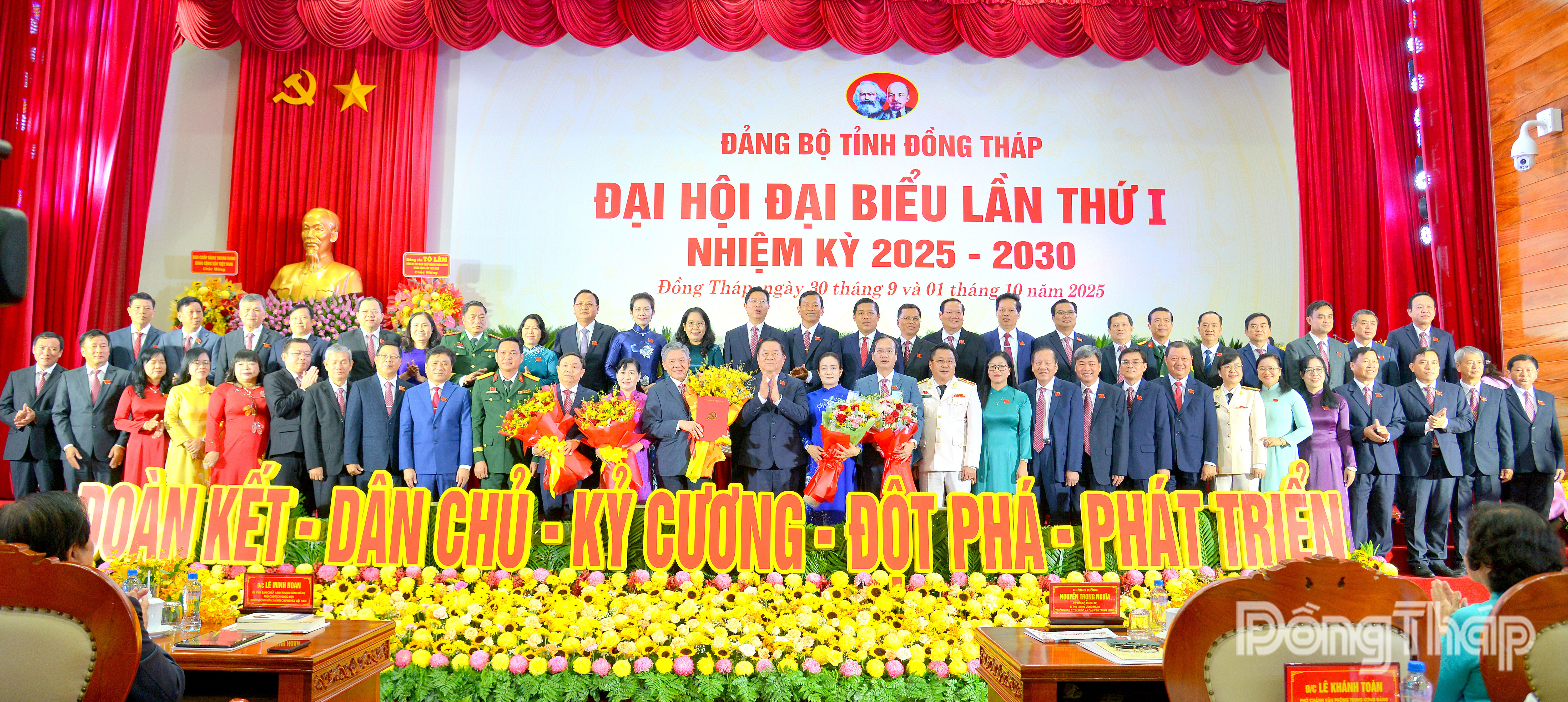 Đồng chí Nguyễn Trọng Nghĩa, Ủy viên Bộ Chính trị, Bí thư Trung ương Đảng, Trưởng Ban Tuyên giáo và Dân vận Trung ương trao quyết định của Bộ Chính trị và tặng hoa chúc mừng Ban Chấp hành Đảng bộ tỉnh Đồng Tháp nhiệm kỳ 2025 - 2030.
