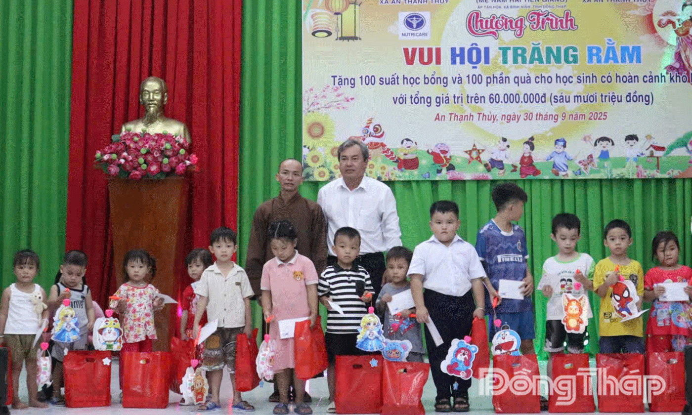 Trao quà trung thu và học bổng cho các em.