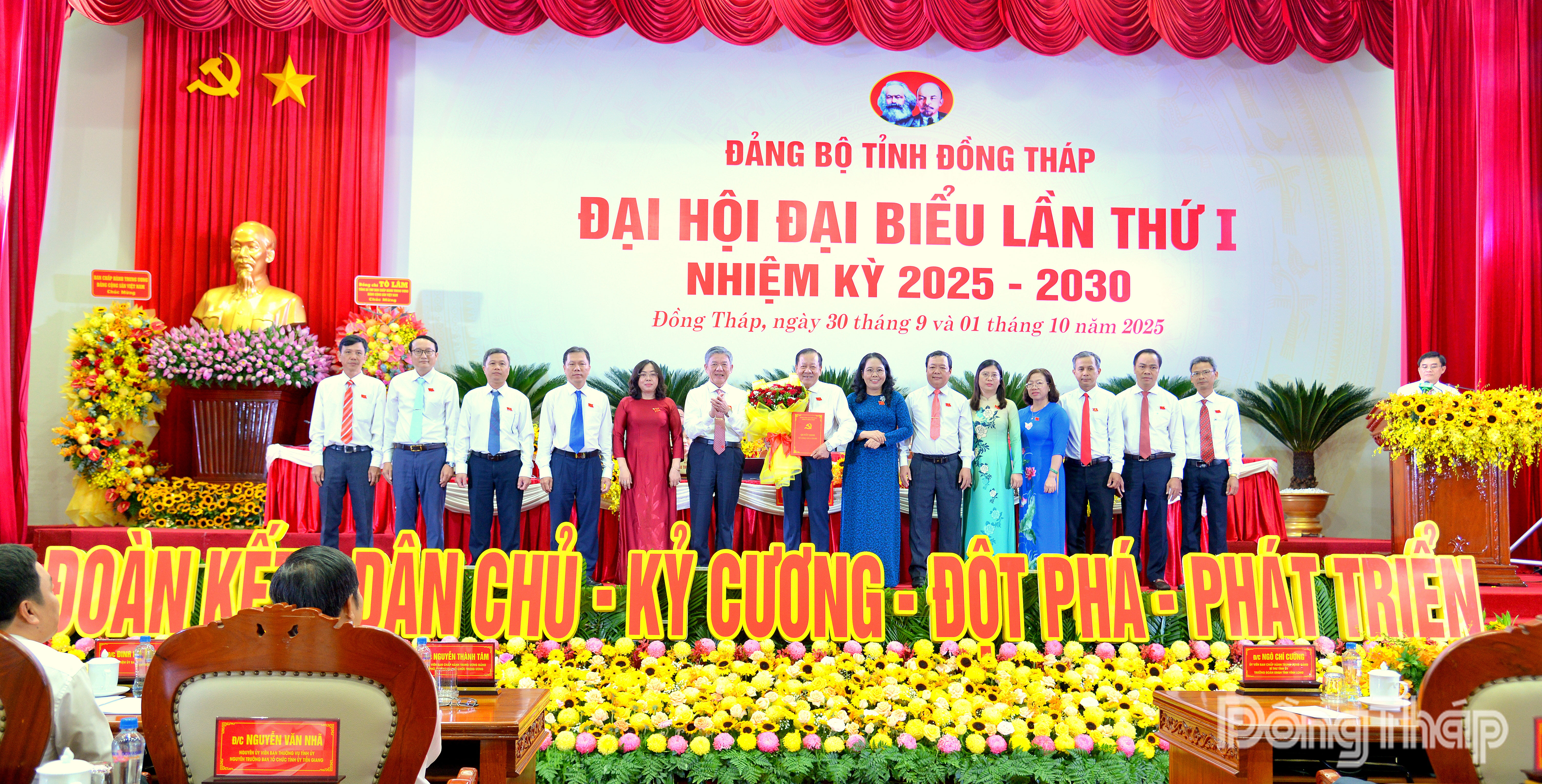 Đồng chí Ngô Chí Cường, Ủy viên Ban Chấp hành Trung ương Đảng, Bí thư Tỉnh ủy Đồng Tháp nhiệm kỳ 2025 - 2030 tặng hoa chức mừng UBKT Tỉnh ủy Đồng Tháp nhiệm kỳ 2025 - 2030.