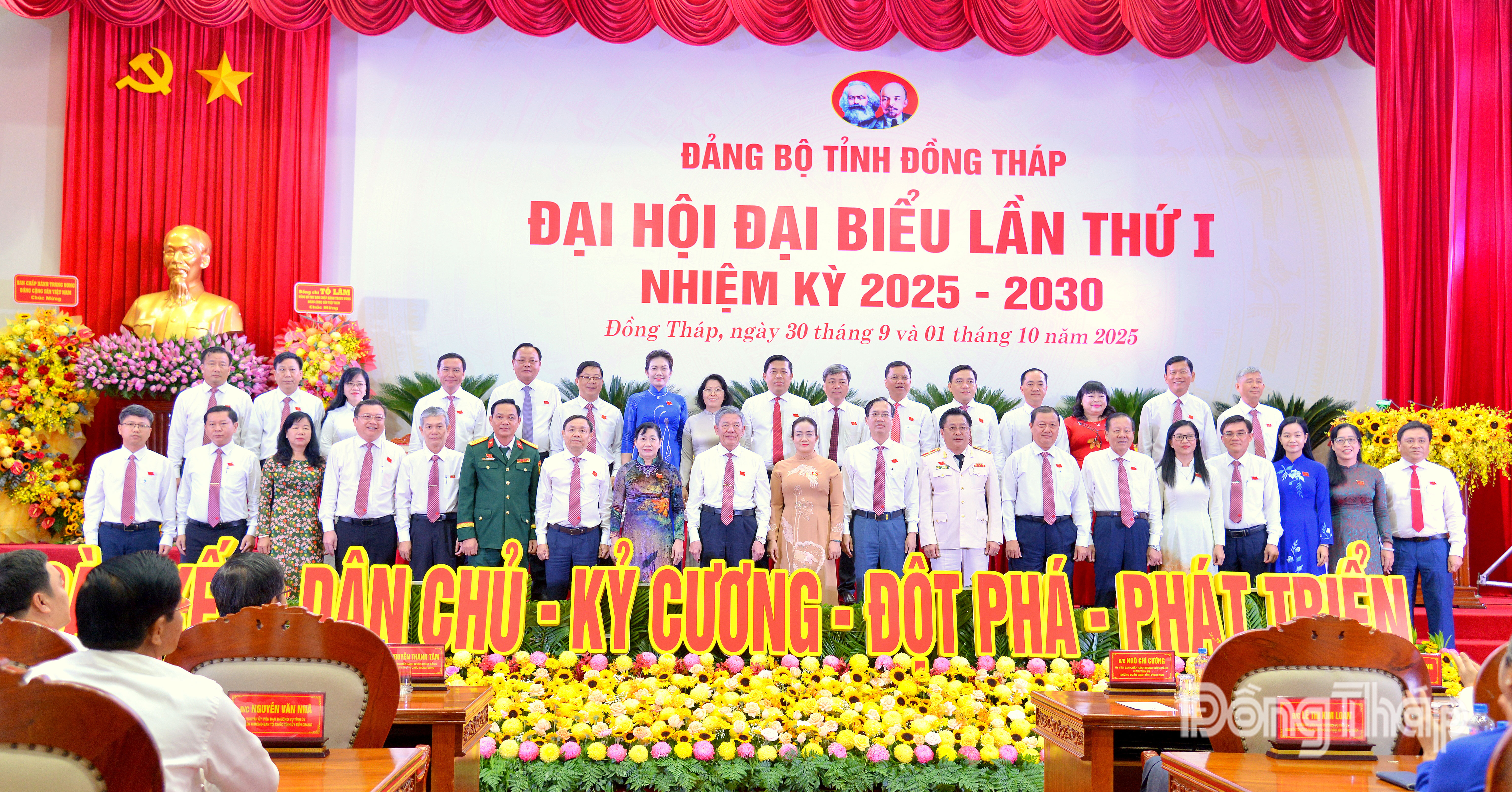 Đoàn đại biểu tỉnh Đồng Tháp dự Đại hội toàn quốc lần thứ XIV của Đảng ra mắt Đại hội.