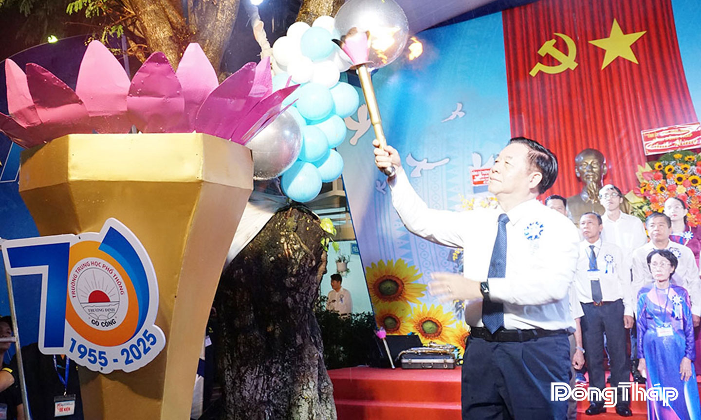 Đồng chí Nguyễn Trọng Nghĩa, Ủy viên Bộ Chính trị, Bí thư Trung ương Đảng, Trưởng Ban Tuyên giáo và Dân vận Trung ương; cựu học sinh khóa 20  của trường thắp lửa truyền thống.