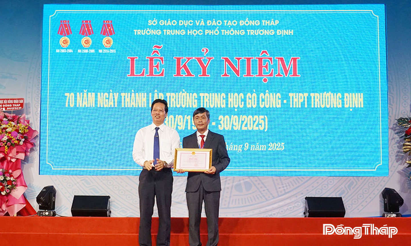 Phó Chủ tịch Ủy ban nhân dân tỉnh Nguyễn Thành Diệu trao Bằng khen  cho Trường Trung học phổ thông Trương Định nhân kỷ niệm 70 năm  Ngày thành lập trường.