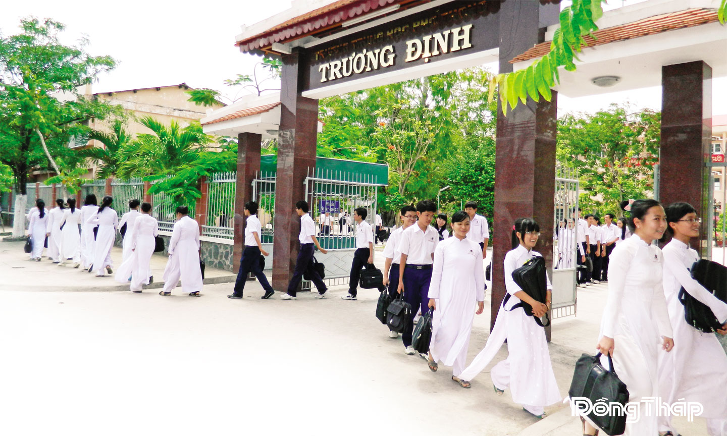 Các thế hệ nhà giáo, học sinh dưới mái Trường Trung học  phổ thông Trương Định hôm nay ra sức nỗ lực phấn đấu,  viết tiếp trang sử vẻ vang của nhà trường.