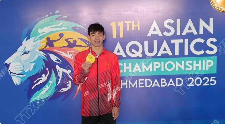 Huy Hoàng nhận Huy chương Vàng bơi 1.500m tự do nam châu Á. (Ảnh TTXVN)