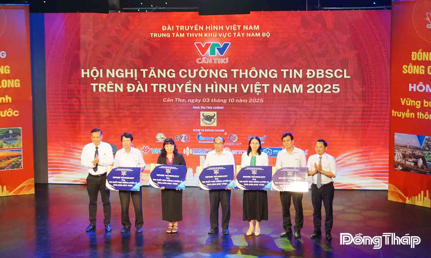 Lãnh đạo VTV Cần Thơ trao các suất học bổng luyện AI cho các báo và phát thanh truyền hình địa phương.