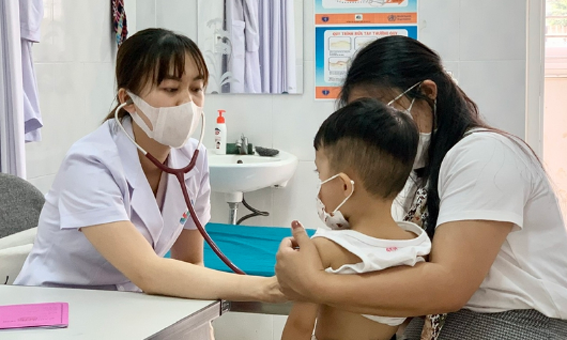 Số trường hợp mắc bệnh tay chân miệng chủ yếu ở trẻ dưới 10 tuổi (chiếm 98,6%), trong đó hay gặp ở nhóm từ 1-5 tuổi, tuổi trẻ đi nhà trẻ và mẫu giáo (chiếm 93,4%).