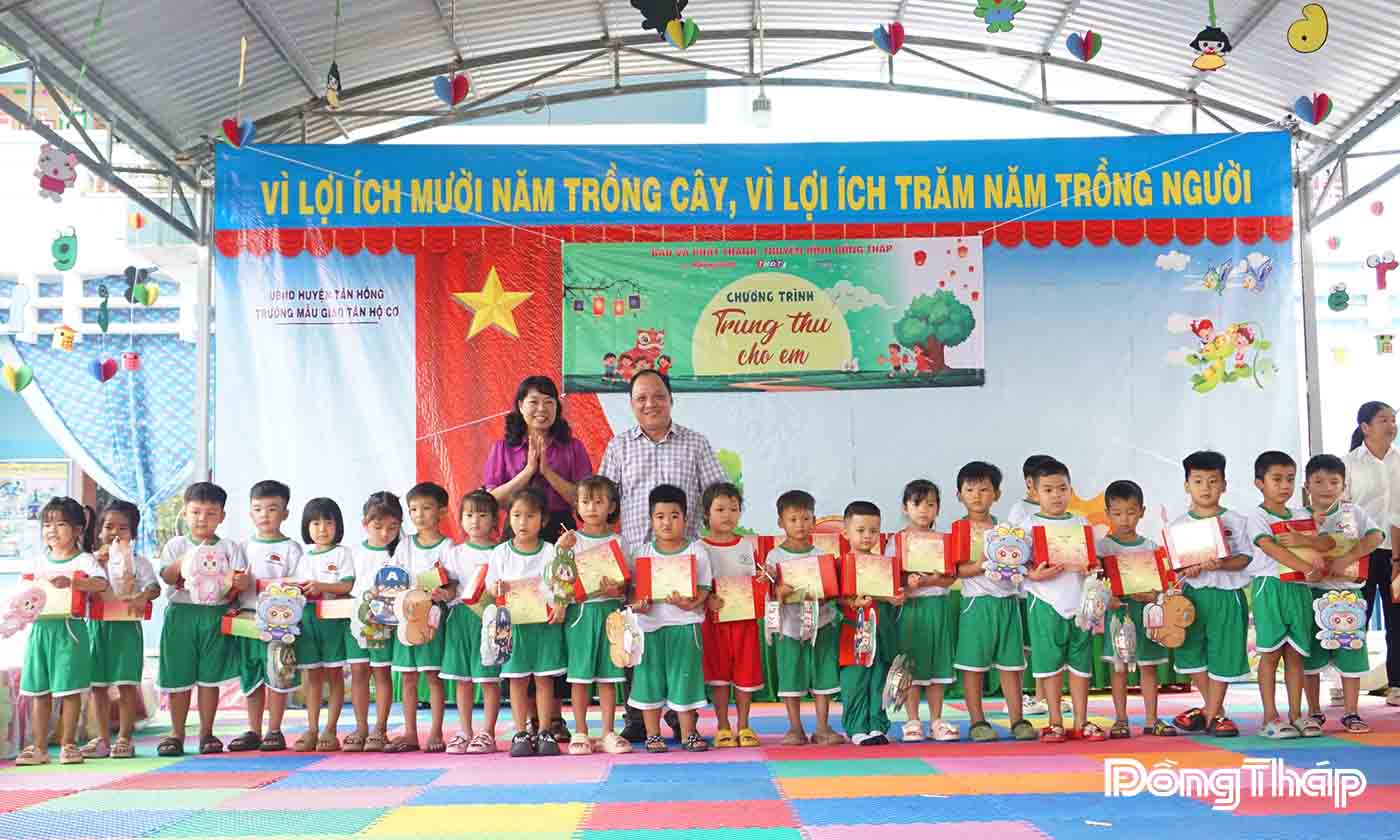 Tổng Biên tập Báo và Phát thanh - Truyền hình Đồng Tháp Ngô Thị Ngọc Hạnh cùng lãnh đạo địa phương trao quà cho các em nhỏ tại Trường Mẫu giáo Tân Hộ Cơ, xã Tân Hộ Cơ