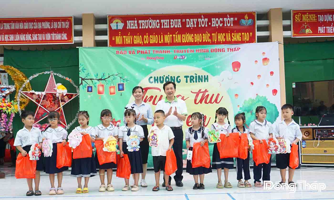 Lãnh đạo Báo và Phát thanh - Truyền hình Đồng Tháp trao quà cho các em nhỏ tại Trường Tiểu học Thạnh Mỹ, xã Tân Phước 1.