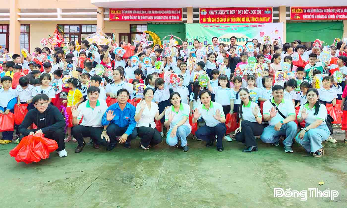 Niềm vui của các em nhỏ khi nhận quà trong chương trình “Trung thu cho em” do Báo và Phát thanh - Truyền hình Đồng Tháp tổ chức.