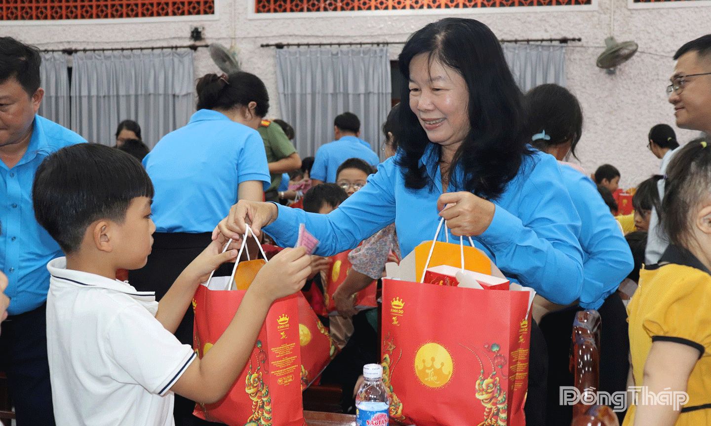 Lãnh đạo LĐLĐ tỉnh và nhà tài trợ trao quà Trung thu cho các em thiếu nhi