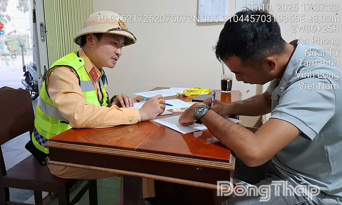 Nguyễn Tuấn Anh ký biển bảng.