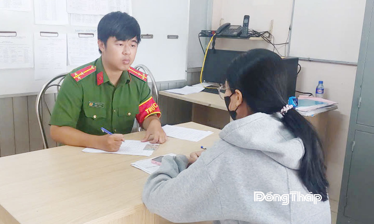 Nạn nhân C.N.B. (bên phải) đến Công an phường Mỹ Trà trình báo vụ việc bị đối tượng lạ giả danh Công an thực hiện hành vi lừa đảo chiếm đoạt tài sản vào ngày 27-9-2025.