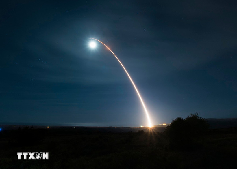 Vụ phóng thử tên lửa đạn đạo xuyên lục địa (ICBM) Minuteman III tại Căn cứ không quân Vandenberg, California, Mỹ ngày 5/2/2020. Ảnh: AFP/TTXVN