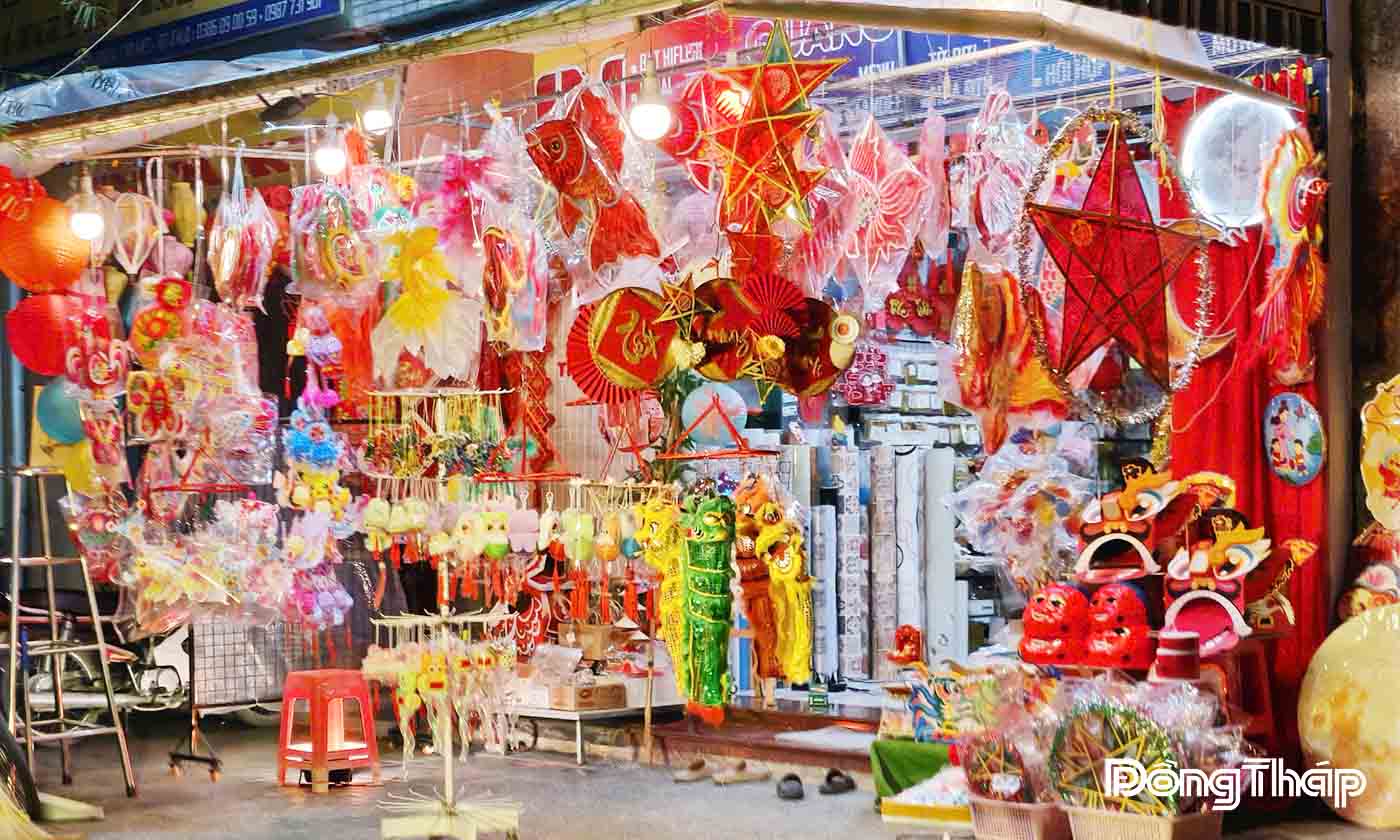 Cửa hàng lồng đèn rực rỡ sắc màu 