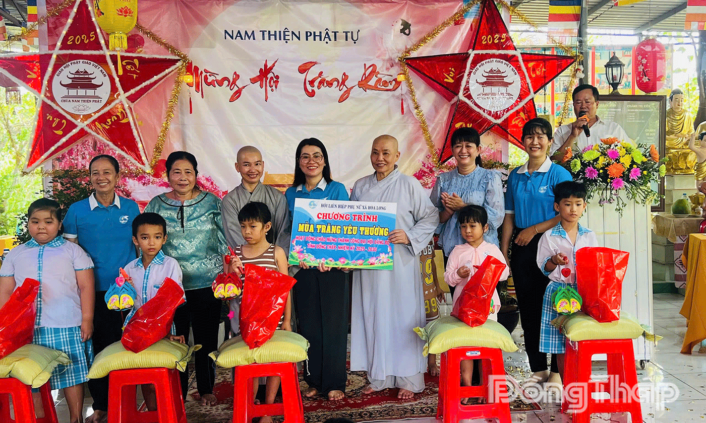 Trao quà trung thu cho các em.