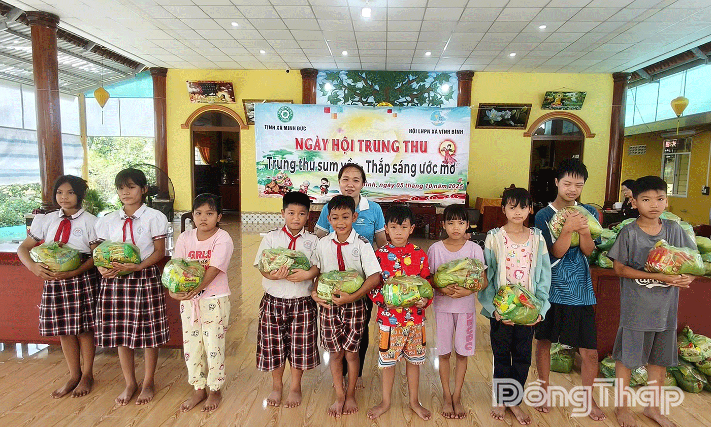 Trao quà trung thu và học bổng cho các em.