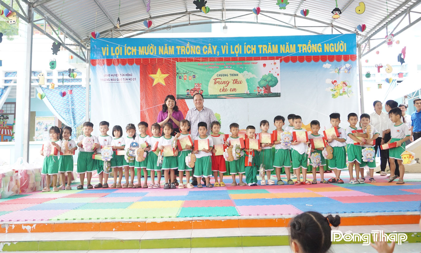 Tổng Biên tập Báo và phát thanh, truyền hình Đồng Tháp Ngô Thị Ngọc Hạnh (trái) trao quà trung thu cho học sinh Trường Mẫu giáo Tân Hộ Cơ. 