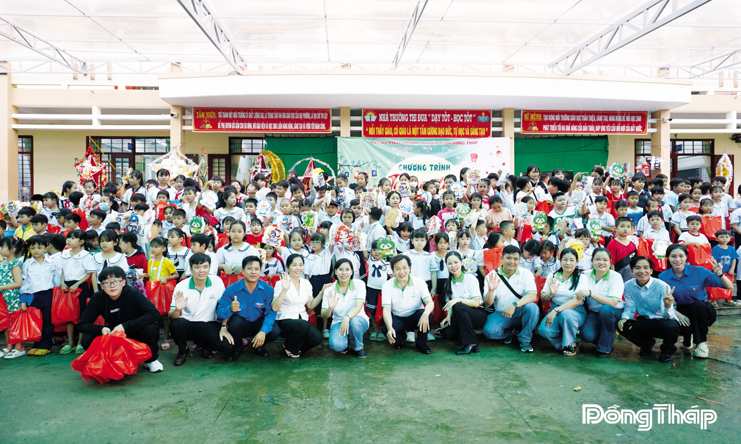 Niềm vui của các em nhỏ khi nhận quà trong Chương trình “Trung thu cho em” do Báo và phát thanh, truyền hình Đồng Tháp tổ chức.