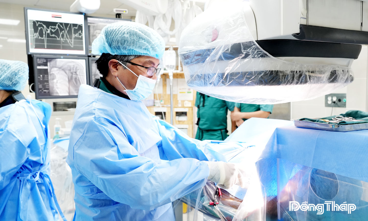 Tiến sĩ, Bác sĩ Trần Hữu Thế, Trưởng khoa Tim mạch, Bệnh viện Đa khoa Tiền Giang can thiệp mạch vành cho bệnh nhân nhồi máu cơ tim. Ảnh: THANH HOÀNG