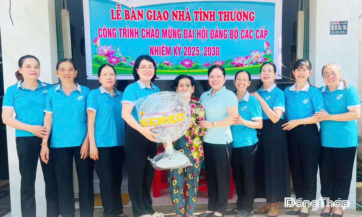 Phát huy tinh thần tương thân, tương ái, Hội Liên hiệp Phụ nữ xã Hòa Long vận động hỗ trợ xây dựng nhà tình thương giúp bà Lâm Thị Xiếu ổn định cuộc sống.