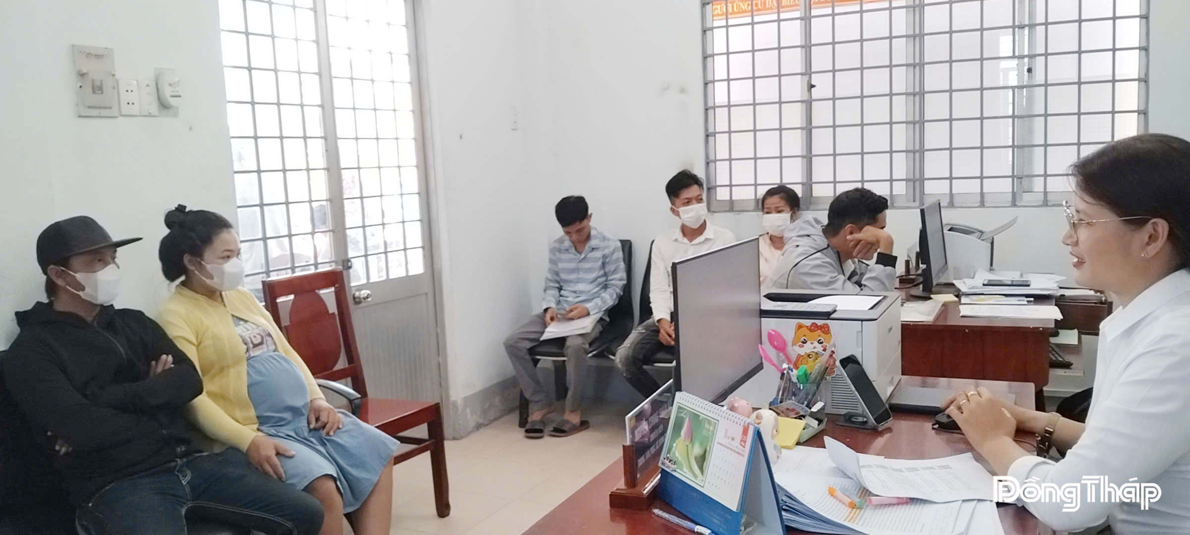 Cán bộ Trung tâm Phục vụ hành chính công phường Sơn Qui hỗ trợ người dân làm thủ tục hành chính. 