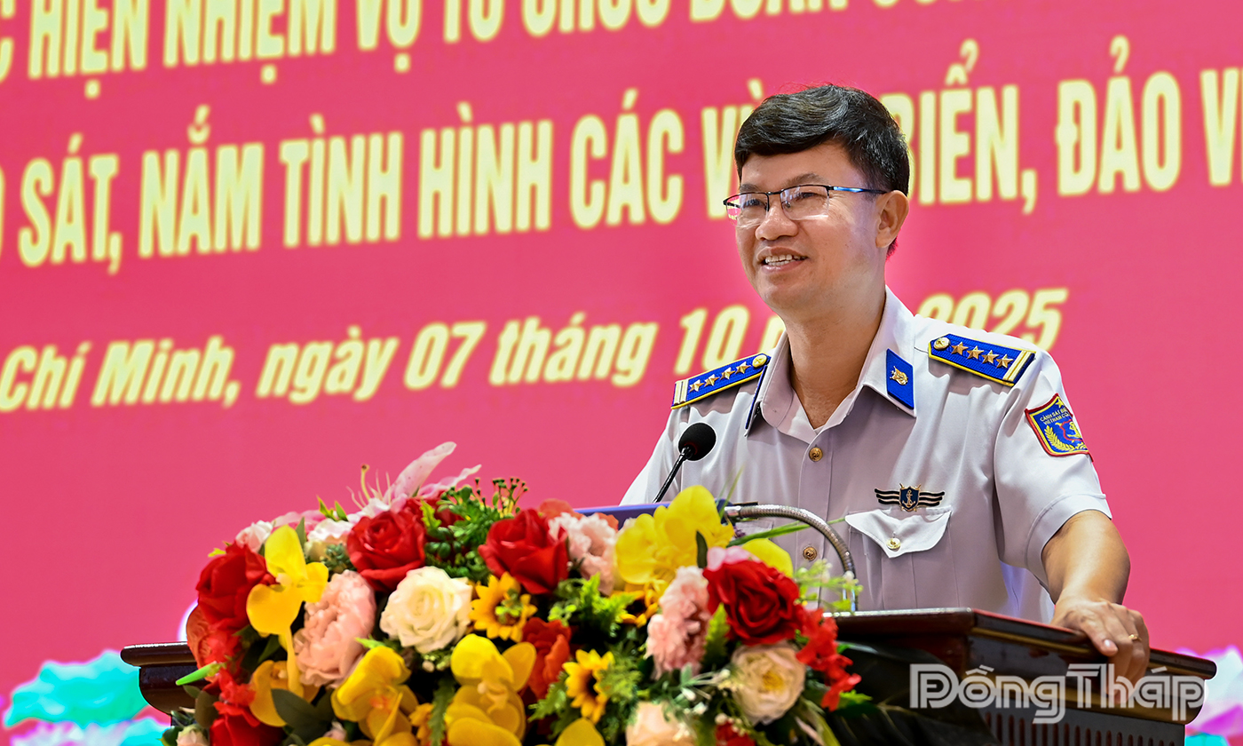 Đại tá Cao Xuân Quận, Phó chính ủy Vùng Cảnh sát biển 3 quán triệt thực hiện nhiệm vụ trước khi tàu rời bến. 