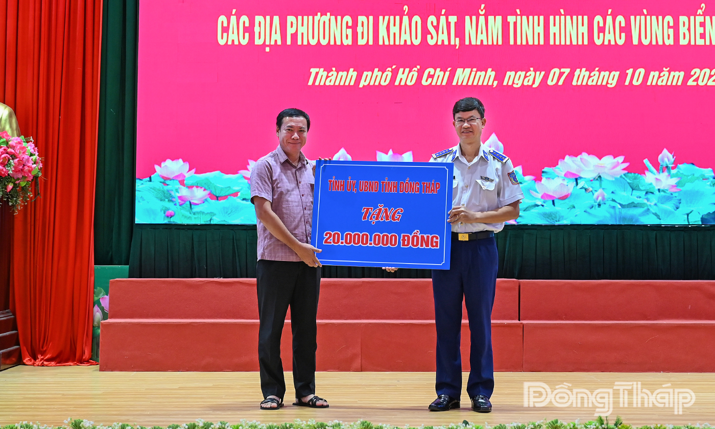 Tỉnh ủy, UBND tỉnh Đồng Tháp gửi tặng quà đến Đoàn công tác đi khảo sát, nắm tình hình các vùng biển, đảo ven bờ