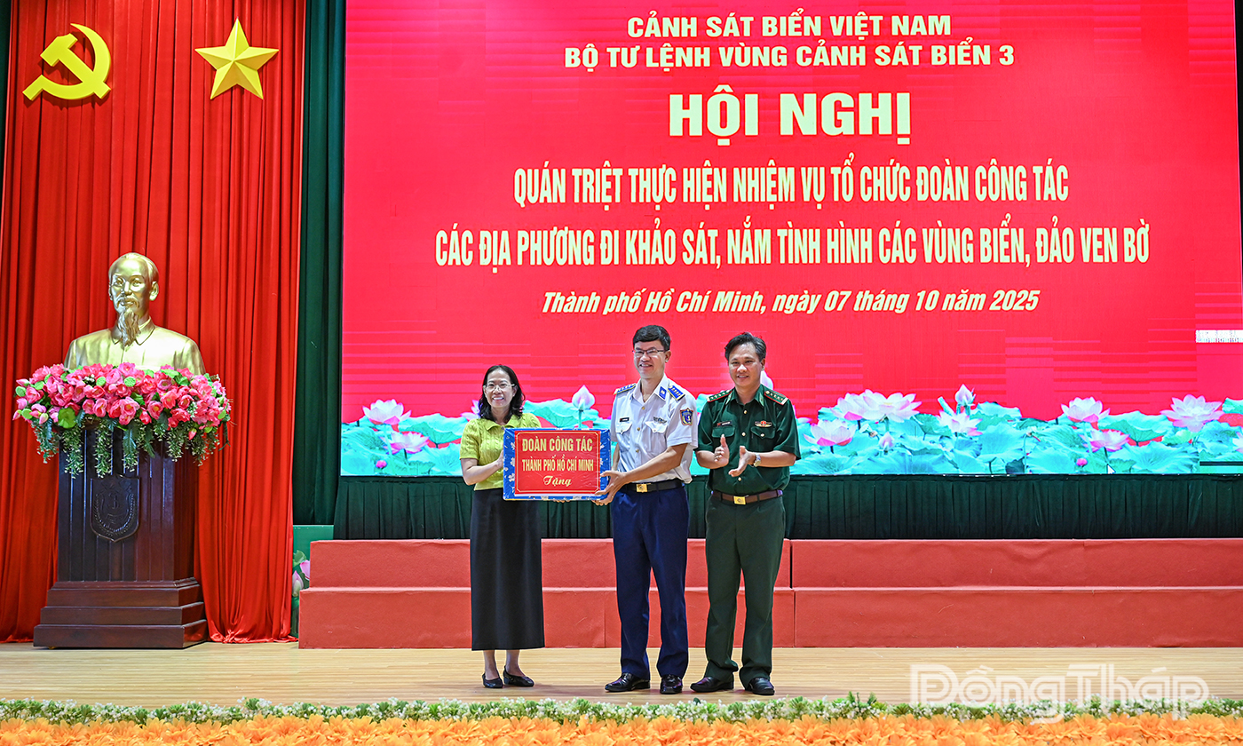 Đoàn công tác TP. Hồ Chí Minh và các địa phương gửi tặng những phần quà đến Đoàn công tác đi khảo sát, nắm tình hình các vùng biển, đảo ven bờ